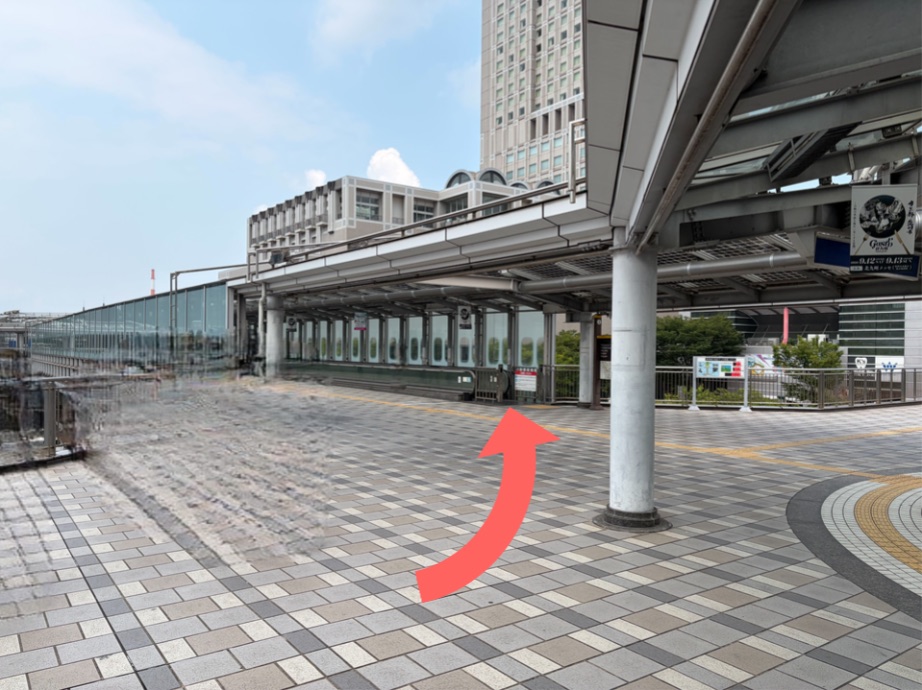 動く歩道の手前を左方向へ進む地点の案内画像