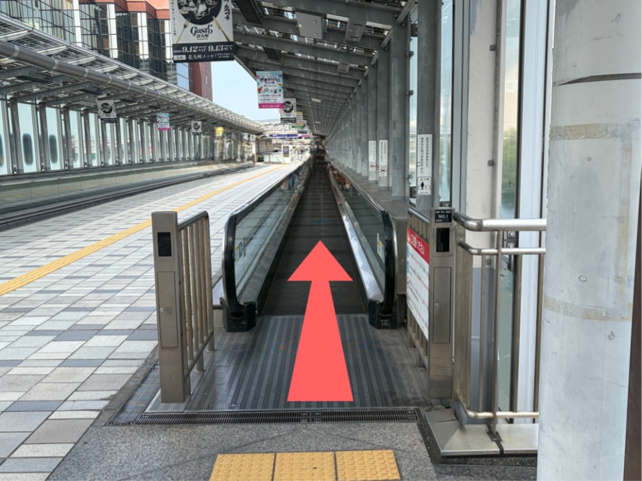 動く歩道に乗って奥へ進む地点の案内画像