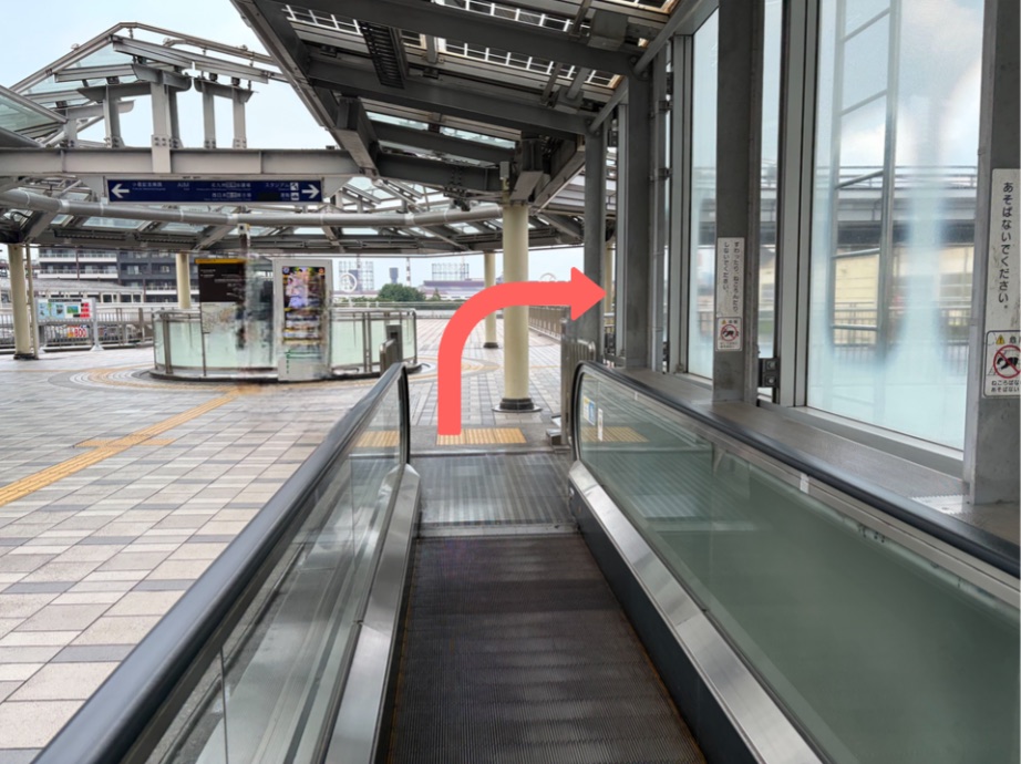 動く歩道を渡りきり右手の連絡通路へ向かう地点の案内画像