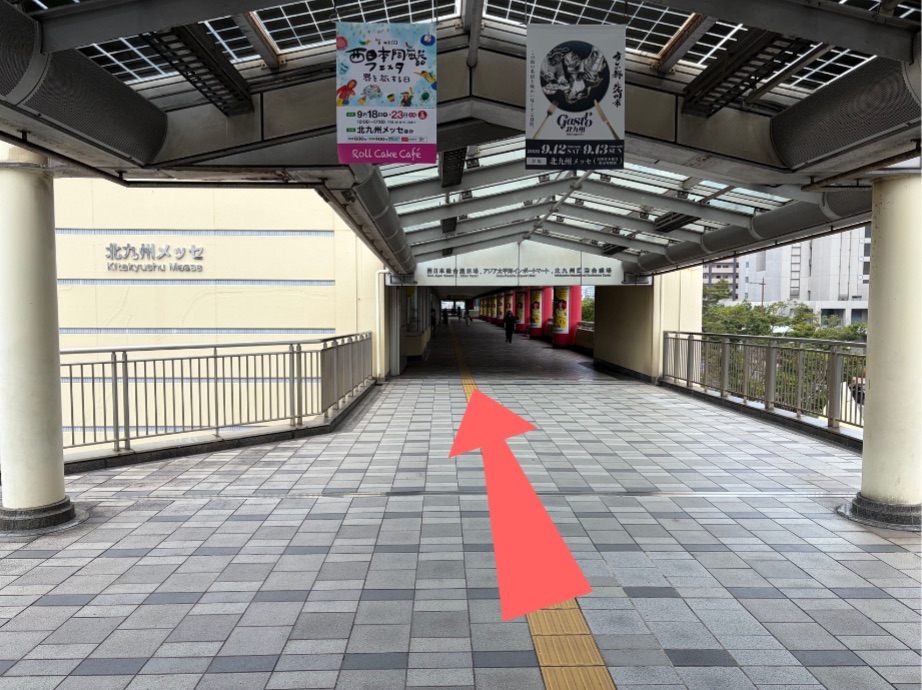 AIMビルへの連絡通路を進む地点の案内画像