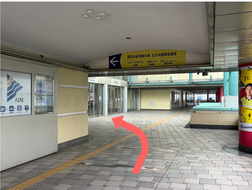 AIMビルのエントランスへ入る地点の案内画像
